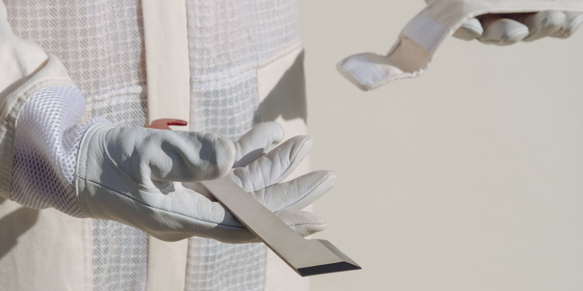 Do I need a special hive tool to pull out the Flow Frames to inspect them?